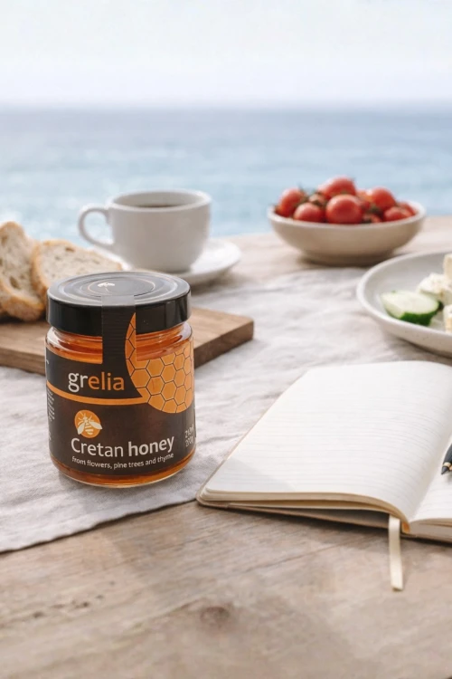 Naturalny miód z Krety Gold Grelia – słoik 270 g na jasnym tle