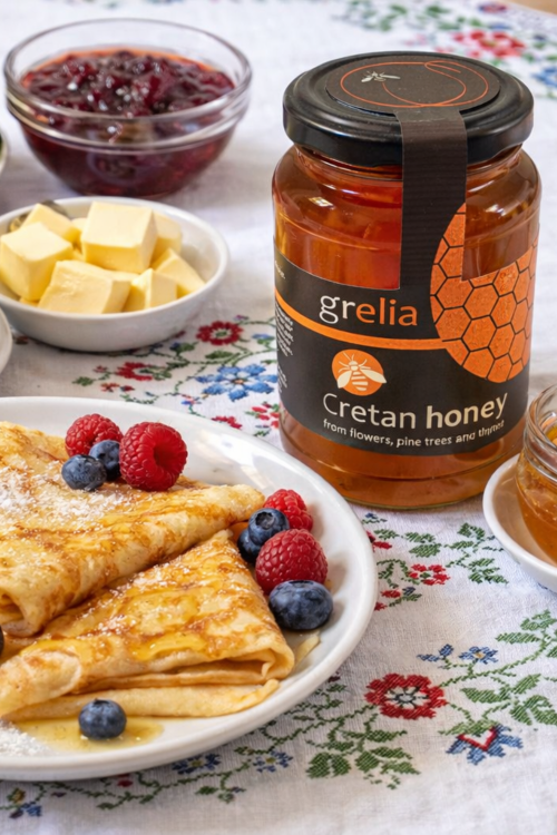 Grecki miód tymiankowy 420 g – słoik w aranżacji śniadaniowej