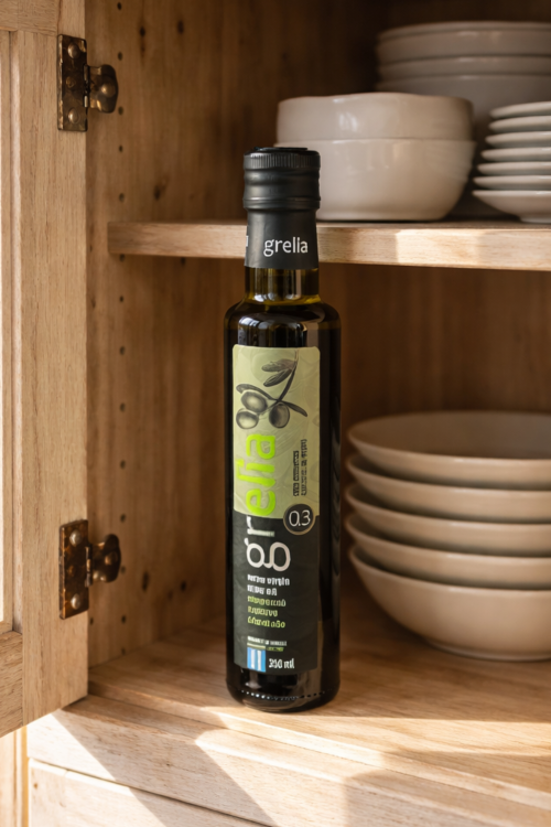 Grelia 0,3% grecka oliwa z oliwek 250 ml – zdjęcie butelki w szafce