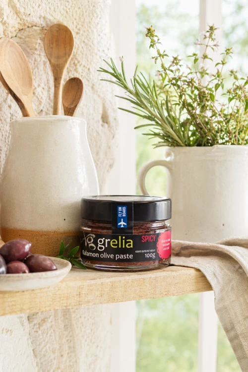 Tapenada z oliwek Kalamata z ostrą papryczką zbliżenie słoiczka