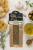 Grecki mix ziół do oliwy 40 g obok miseczki z oliwą i pieczywem