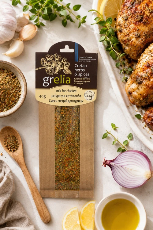 Opakowanie przyprawy do kurczaka obok miski z marynatą z oliwy, curry i chili