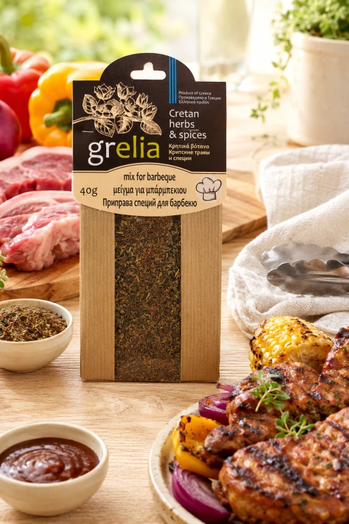 Opakowanie greckiego mixu do grillowania obok mięsa z warzywami i cebulą