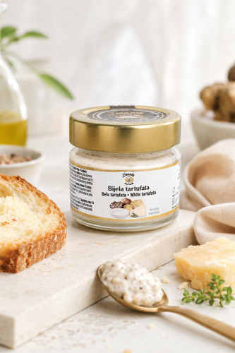 Zigante Tartufata White w aranżacji z oliwą extra virgin, serem i pieczywem