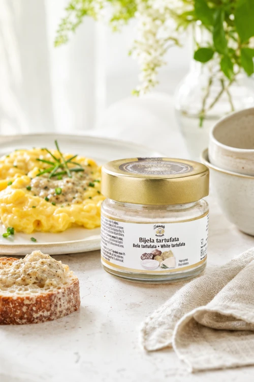 Kremowa chorwacka pasta z białą truflą obok świeżo przygotowanego omletu