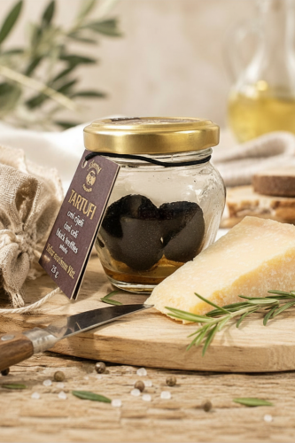 Czarna trufla Zigante Tuber Aestivum 25 g obok sera gotowego do podania