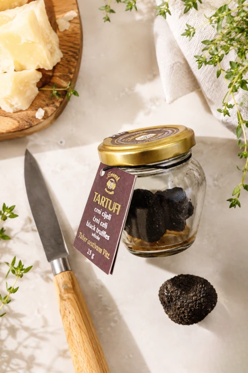 Trufla letnia Zigante 25 g pokazana w eleganckiej kompozycji z serem i ziołami