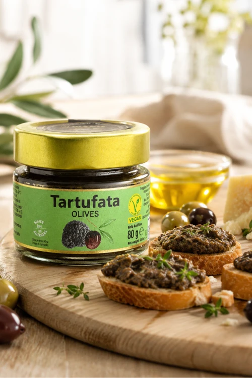 Słoiczek Zigante Tartufata Olives 80 g obok grzanek z pastą oliwkowo-truflową