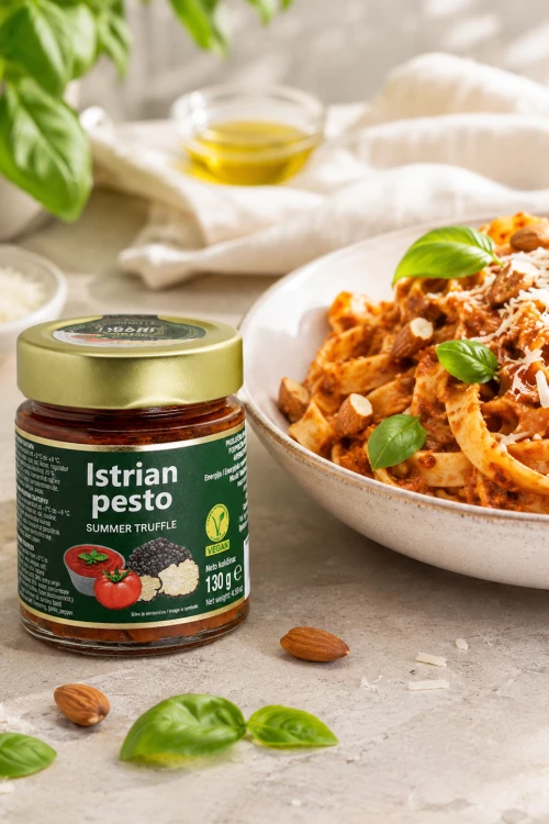 Słoiczek Zigante pesto istryjskiego z truflą obok makaronu i suszonych pomidorów