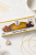Opakowanie Zigante Linguine z truflami 250 g obok suchego makaronu na jasnym blacie