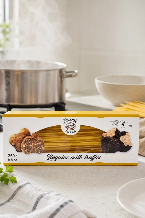 Makaron truflowy Zigante 250 g obok garnka z gotującą się wodą w aranżacji kuchennej