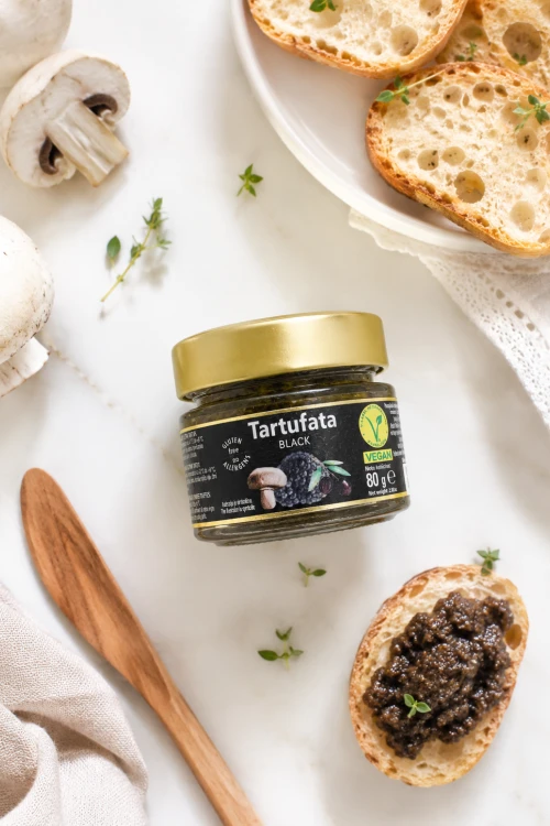 Pasta truflowa z czarną letnią truflą pokazana z góry z kromkami bułki