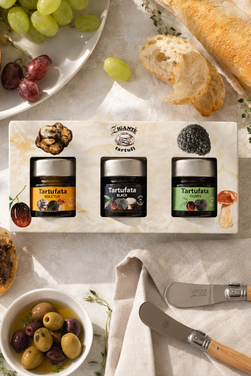 Trzy małe słoiczki Zigante Tartufata Black Olives i Boletus w zestawie degustacyjnym