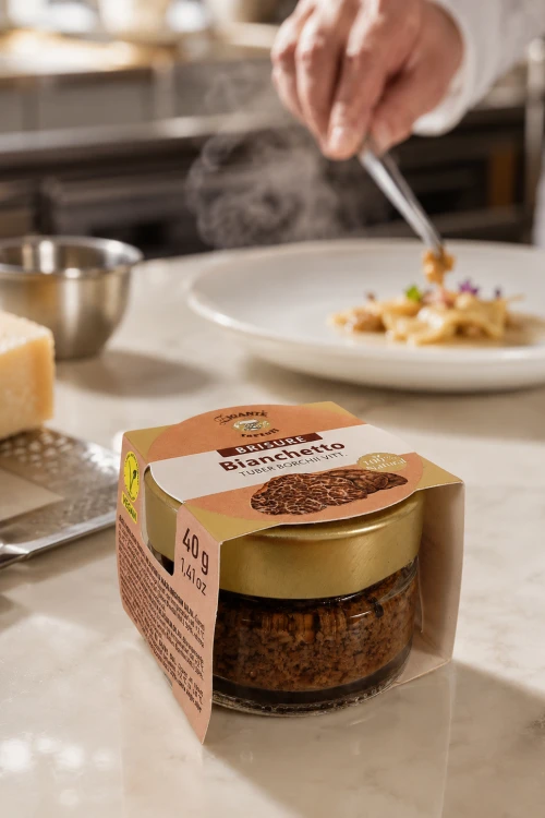 Słoiczek Zigante White Spring Truffle Brisure 40 g obok ravioli z białą truflą