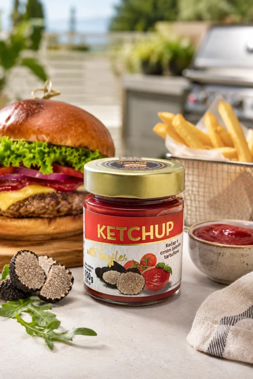 Słoiczek Zigante Truffle Ketchup 150 g obok frytek gourmet i małej miseczki sosu
