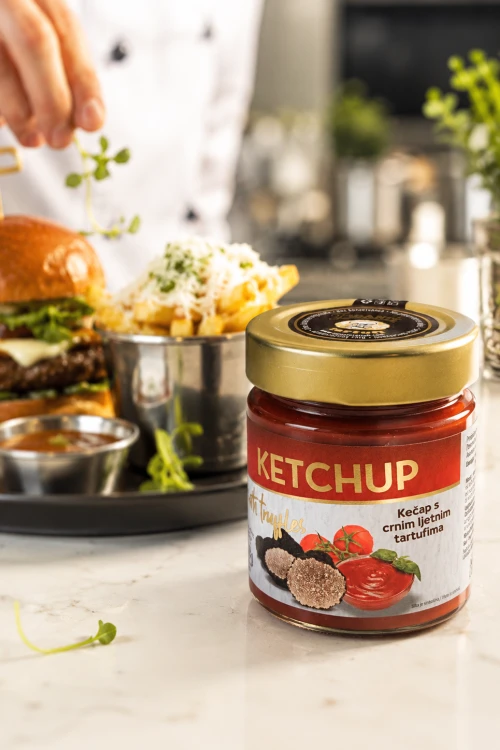 Truffle Ketchup Zigante 150 g w kompozycji z frytkami, oliwą i dodatkami do burgera