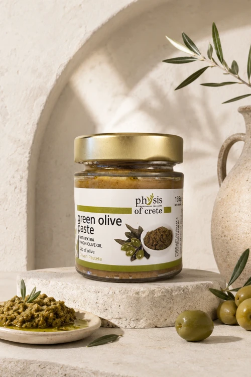 Gęsta pasta oliwkowa z zielonych oliwek na jasnym talerzyku degustacyjnym