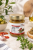 Pikantna pasta z zielonych oliwek Physis z chili i suszonymi pomidorami obok słoika