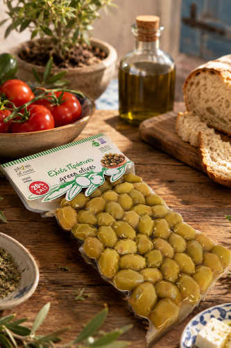 Oliwki Chalkidiki 20% mniej soli na rustykalnym śródziemnomorskim stole z pieczywem i oliwą