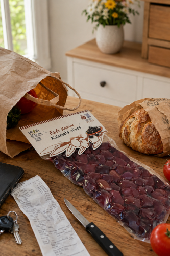 Opakowanie oliwek Kalamata Premium Vacuum 250 g w aranżacji kuchennej i zakupowej