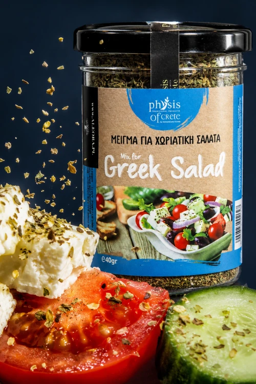 Grecki mix przypraw do sałatki Physis of Crete 40 g obok pomidorów, ogórka i fety