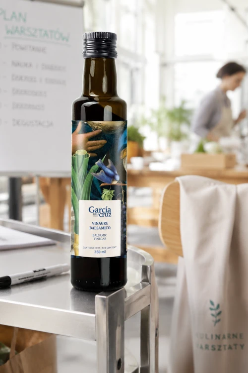 Butelka octu balsamicznego García de la Cruz w kuchni na blacie