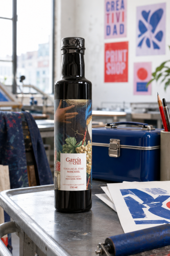 Etykieta octu z winem Moscatel García de la Cruz 250 ml z bliska na blacie